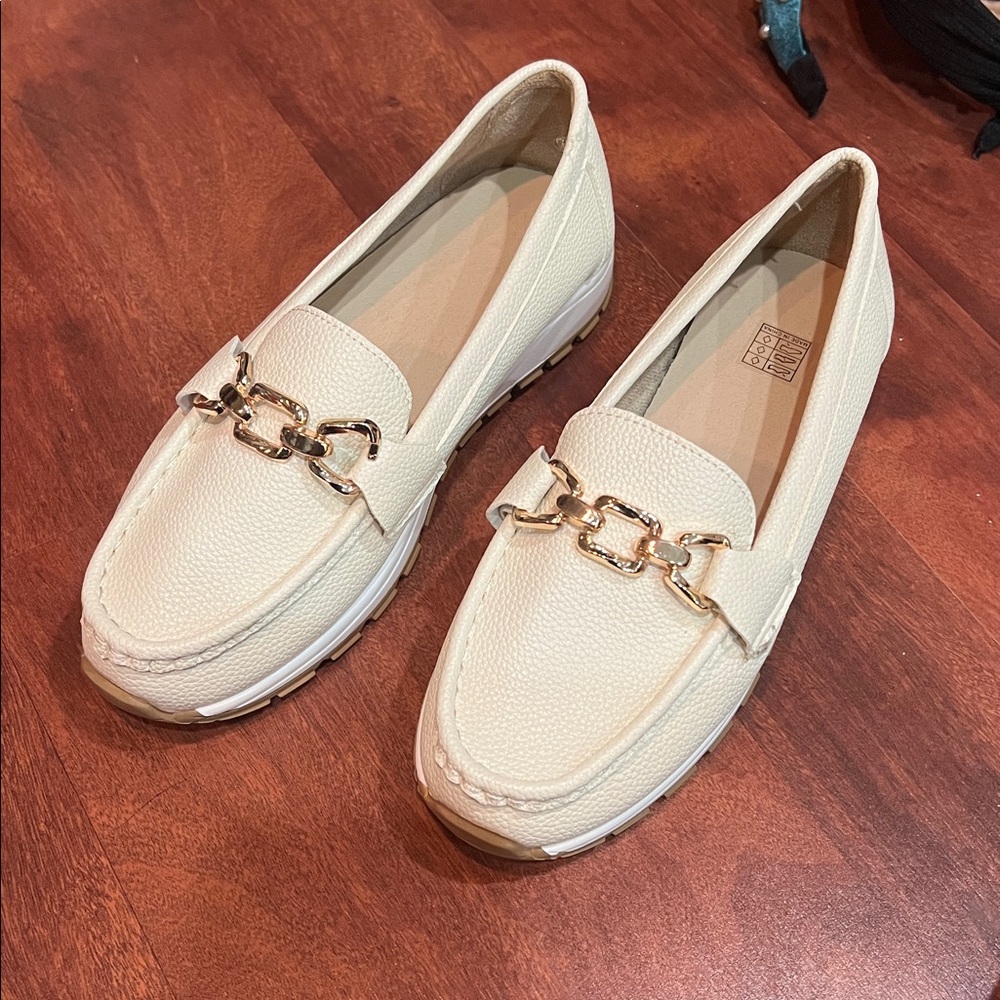 Size 8.5 Amazon women’s cream colored platform loafers with gold hardware